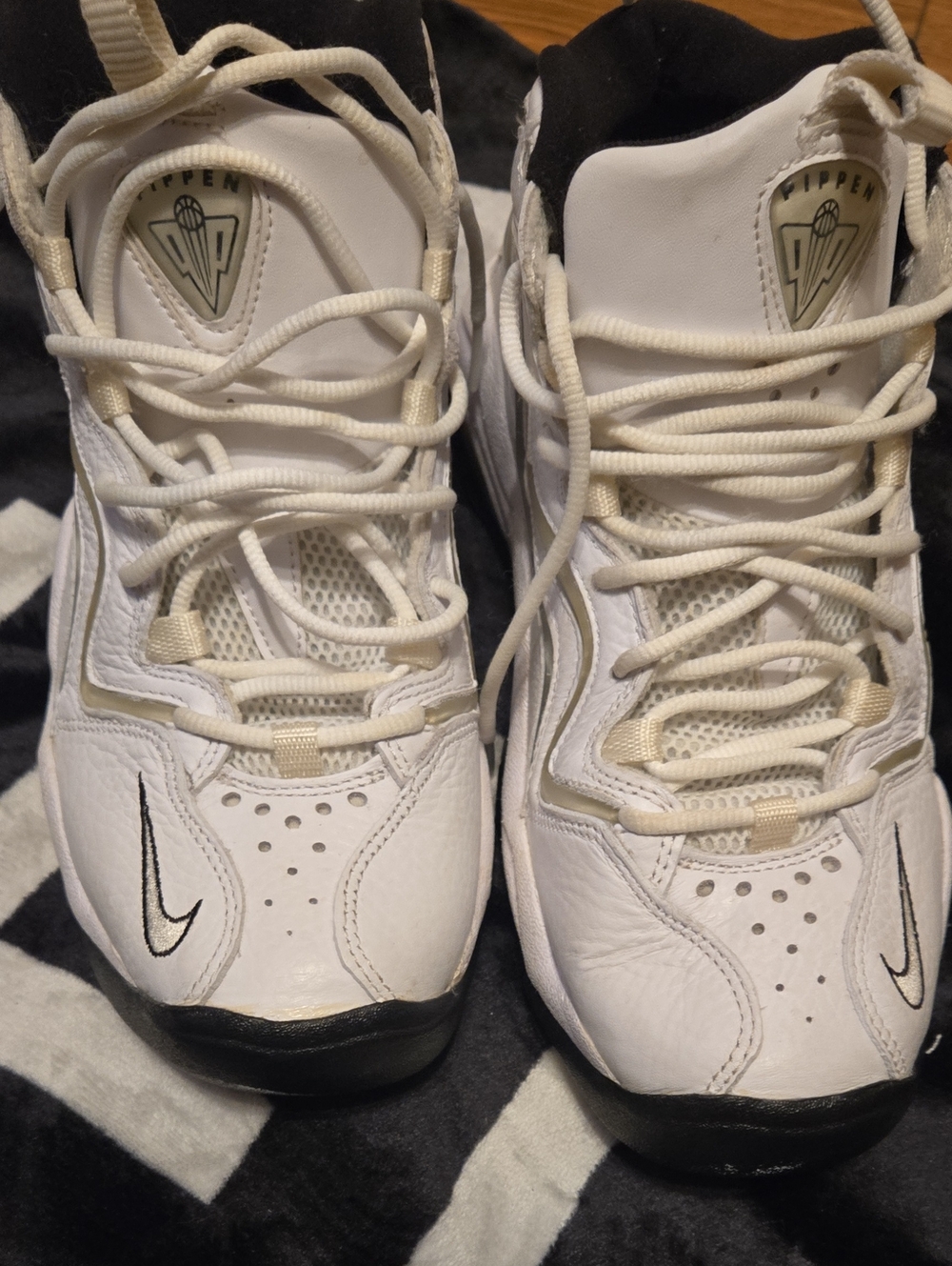 Nike. AIR PIPEN  Black and White Basketball Sneakers